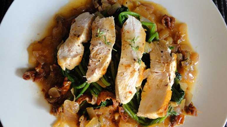 Το φαγητό που θα αρέσει πολύ στην οικογένεια: Κοτόπουλο με σπανάκι στο φούρνο